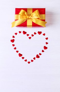 Kırmızı kalpli hediye kutusu. Geçerli paketin.