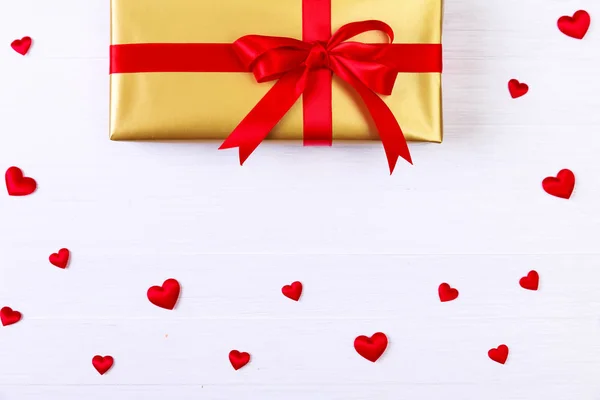 Caja de regalo con corazones rojos. Paquete actual . — Foto de Stock