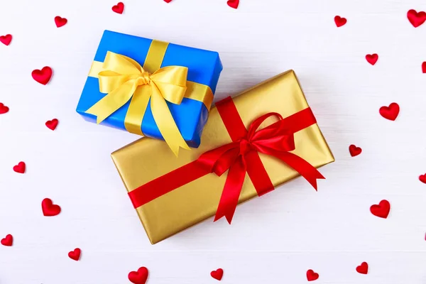 Geschenkboxen mit roten Herzen. jetziges Paket. — Stockfoto