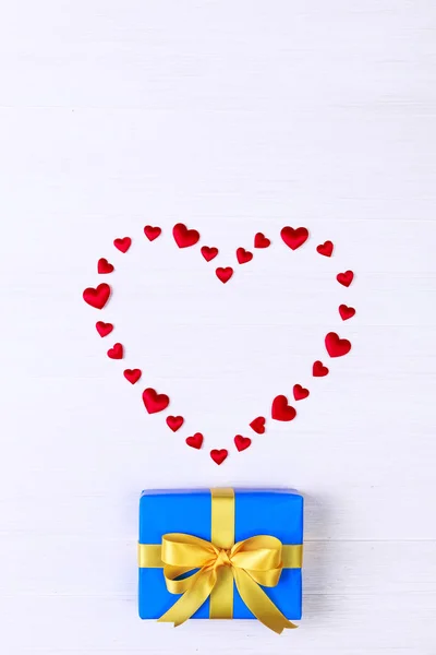 Caja de regalo con corazón rojo. Paquete azul presente . — Foto de Stock