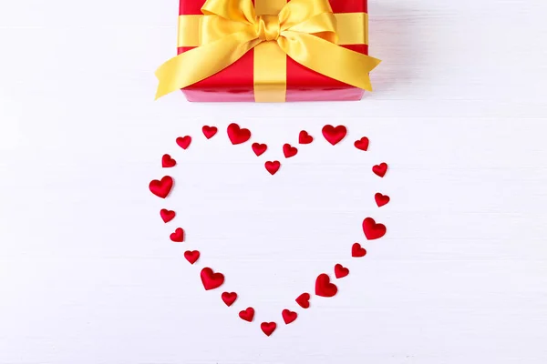 Caja de regalo con corazón rojo. Paquete actual . — Foto de Stock