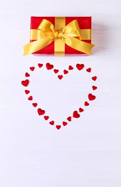 Kırmızı kalpli hediye kutusu. Geçerli paketin. — Stok fotoğraf