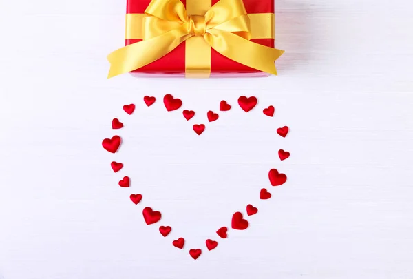 Κουτί δώρου με κόκκινη καρδιά. Παρόν πακέτο. — Φωτογραφία Αρχείου