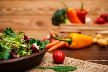 Hindiba, kuzu ve gül salata. Sebze.