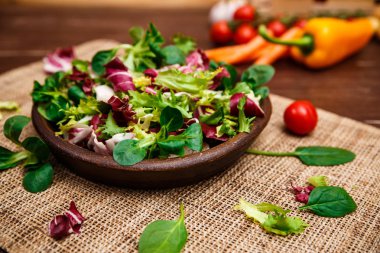 Hindiba, kuzu ve gül salata. Sebze.