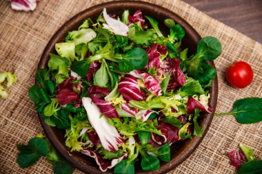 Hindiba, kuzu ve gül salata. Sebze.