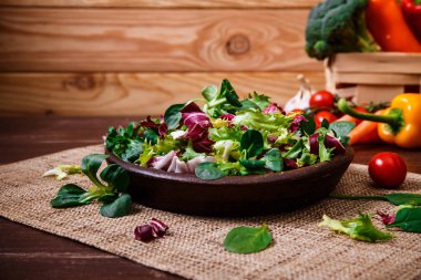 Hindiba, kuzu ve gül salata. Sebze.