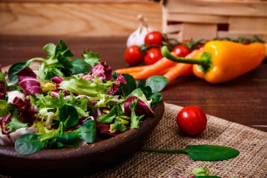 Hindiba, kuzu ve gül salata. Sebze.