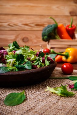 Hindiba, kuzu ve gül salata. Sebze.