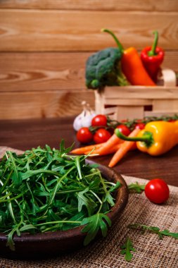 Yeşil roka kabın içinde bırakır. Taze salata.