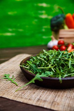 Yeşil roka kabın içinde bırakır. Taze salata.