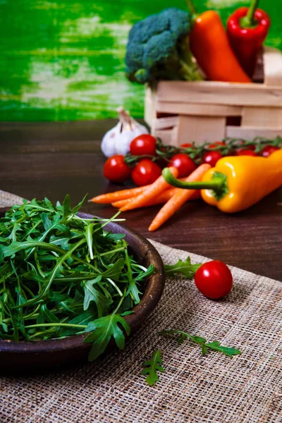 Feuilles de roquette vertes dans un bol. Salade fraîche . — Photo