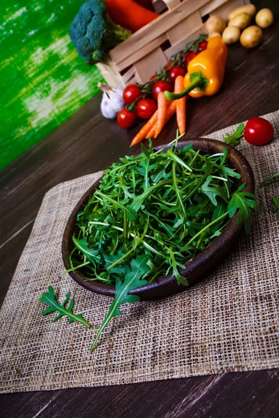Hojas de rúcula verde en tazón. Ensalada fresca . — Foto de Stock