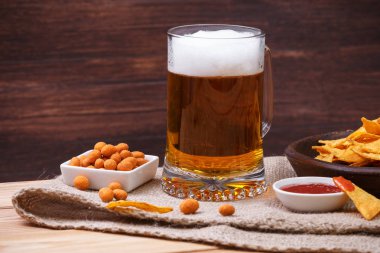 Bardak bira. Cips cips. Tortilla snack.