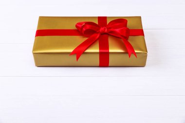 Kırmızı fiyonklu hediye kutusu. Altın geçerli paketin.