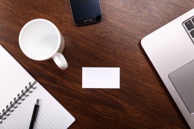 Boş kartvizit tasarımı. Dizüstü bilgisayar, smartphone.