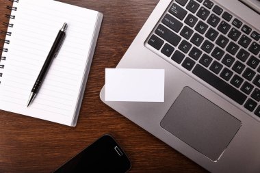 Boş kartvizit tasarımı. Dizüstü bilgisayar, smartphone.