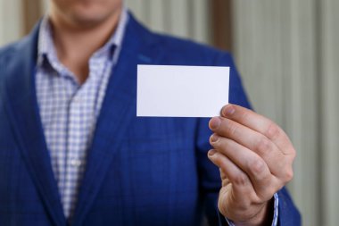 Ziyaret veya iş kartı tutan işadamı.