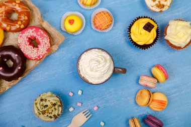 Bademli kurabiye, kek ve börekler. Kupa krema ile.