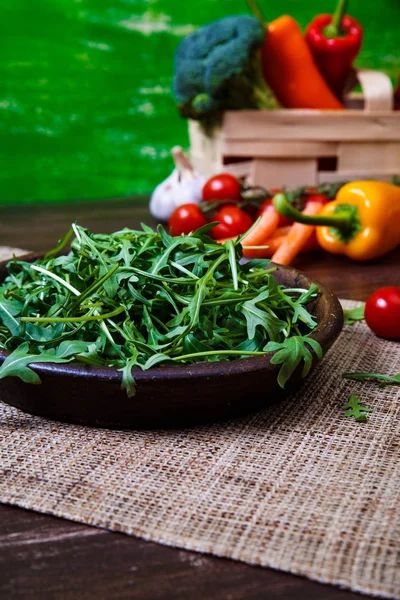 Feuilles de roquette vertes dans un bol. Salade fraîche . — Photo