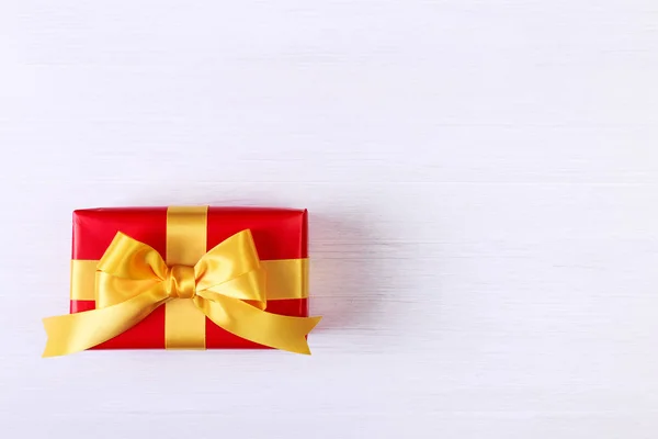 Подарункова коробка з жовтим бантом. Червоний подарунковий пакет . — стокове фото