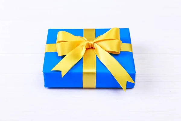 Caja de regalo con lazo amarillo. Paquete azul presente . —  Fotos de Stock