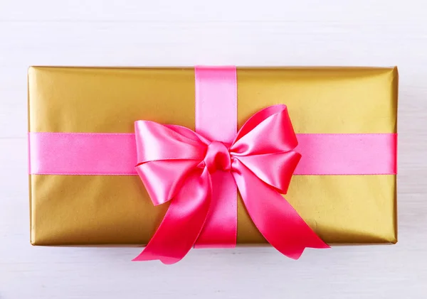 Подарочная коробка с розовым бантом. Золотой подарок . — стоковое фото