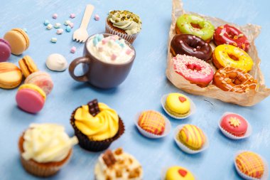 Kek, kurabiye ve çörekler. Kupa krema ile.