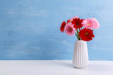 Ahşap arka plan üzerinde Vazoda Çiçekler gerbera.