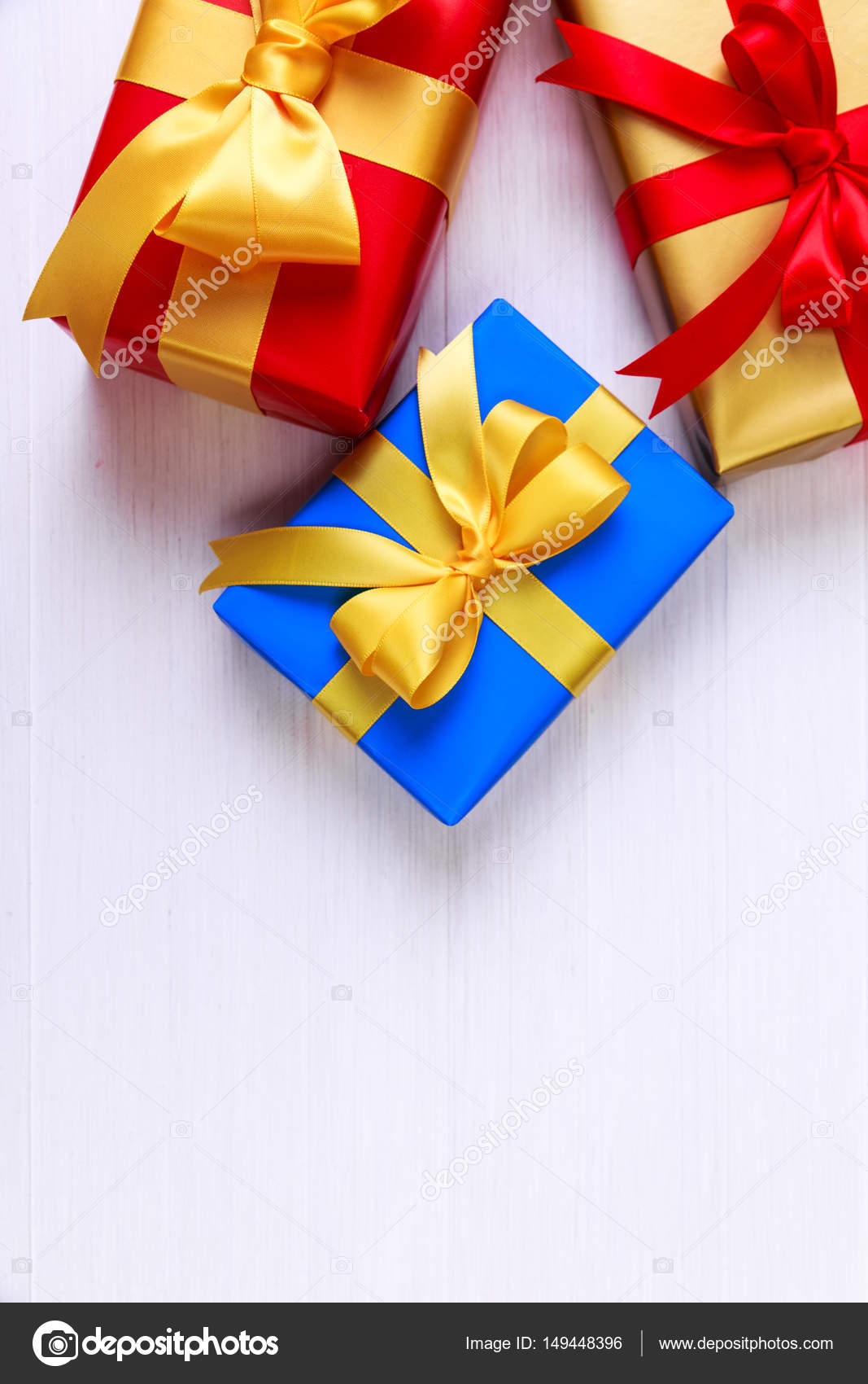 Scatole regalo con l arco Presenta colorato avvolto con carta e nastri Pacchetti di Natale o di pleanno Disegno di celebrazione