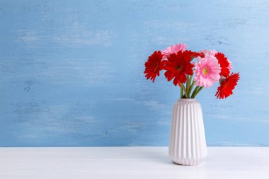 Ahşap arka plan üzerinde Vazoda Çiçekler gerbera.