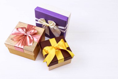 Şerit ve yayla hediye kutuları. Mevcut paketleri.