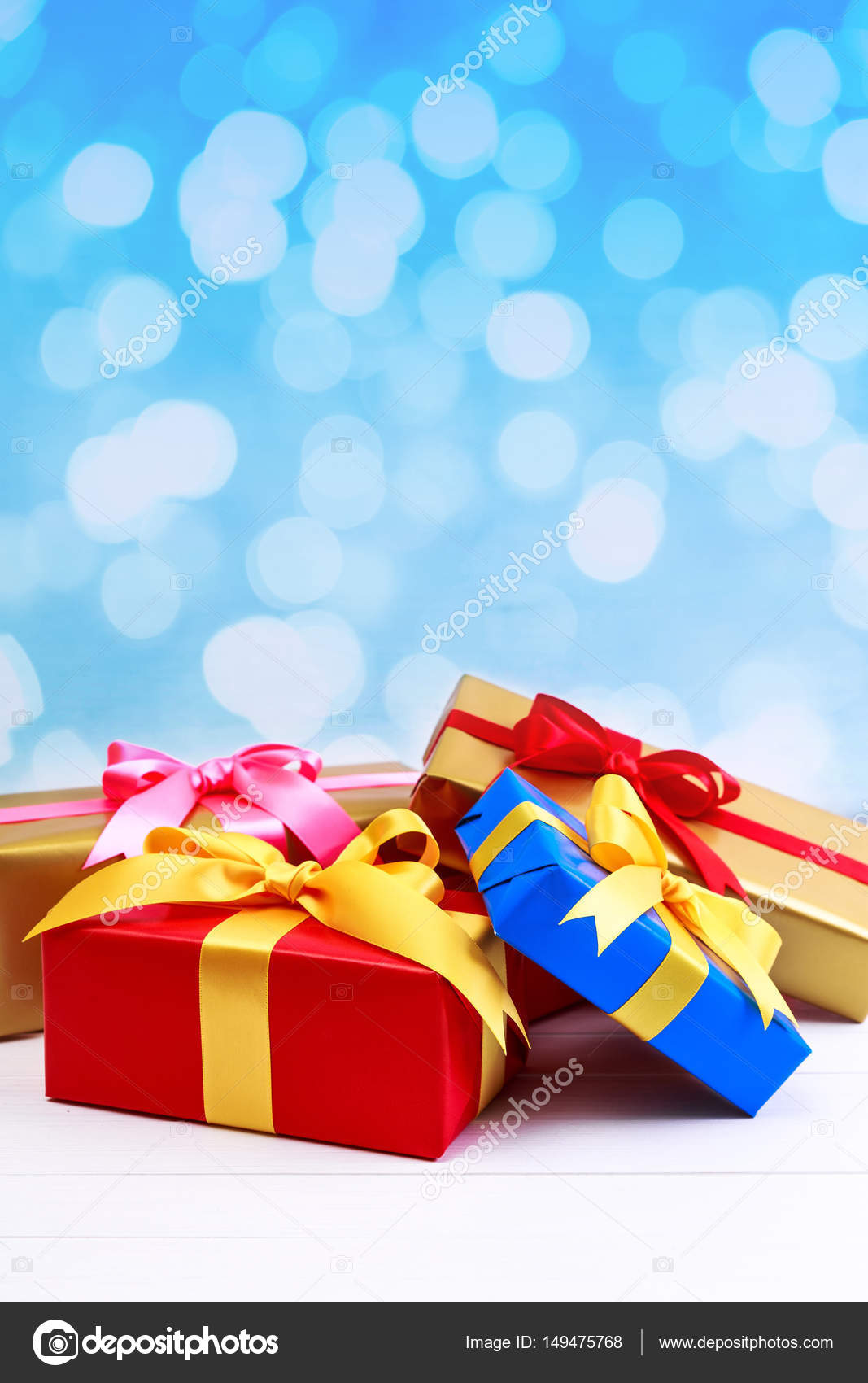 Contenitori di regalo su priorit  bassa vaga Presenta colorato avvolto con carta arco e nastri Pacchetti di Natale o di pleanno Disegno di