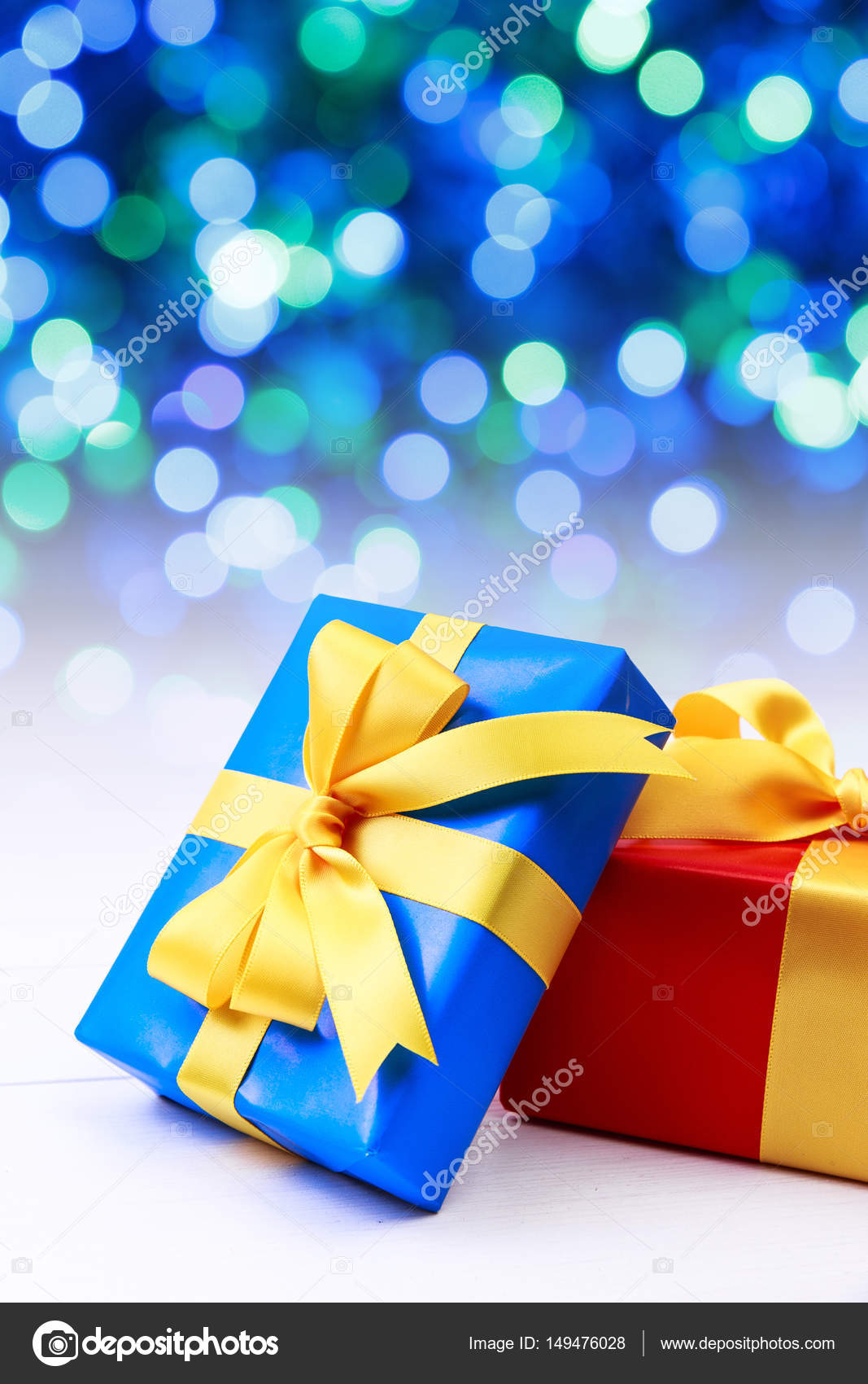 Contenitori di regalo su priorit  bassa vaga Presenta colorato avvolto con carta arco e nastri Pacchetti di Natale o di pleanno Disegno di