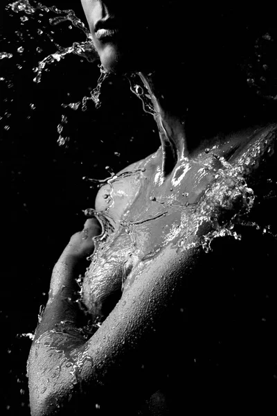 Retrato monocromático de una hermosa joven con salpicaduras de agua — Foto de Stock