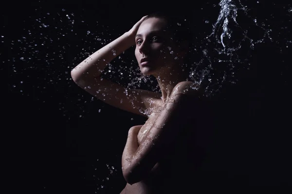 水の飛散と美しい若い女性の肖像画 — ストック写真