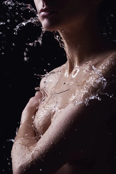 Ritratto di una bella giovane donna con spruzzi d'acqua — Foto Stock
