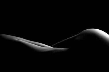 Seksi, çıplak bir kadın. Çıplak, şehvetli, güzel kız. Sanatsal siyah beyaz fotoğraf.