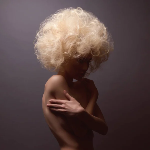 Retrato de mulher jovem com belo cabelo arbustivo — Fotografia de Stock