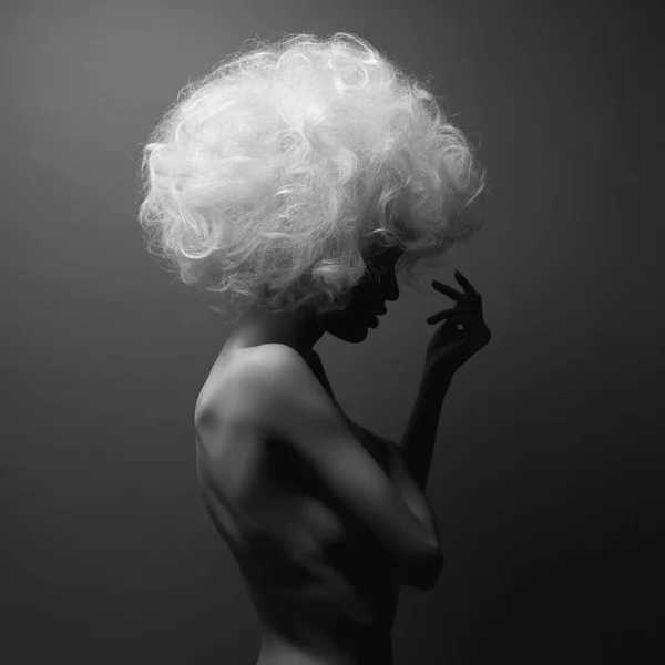 아름 다운 덥 수 룩 한 머리를 가진 젊은 여자의 초상화 — 스톡 사진