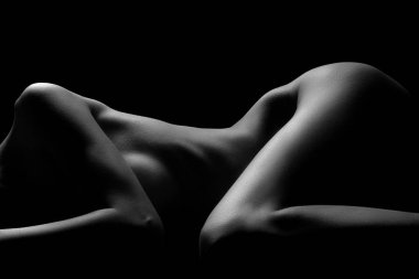 Seksi, çıplak bir kadın. Çıplak, şehvetli, güzel kız. Sanatsal siyah beyaz fotoğraf.