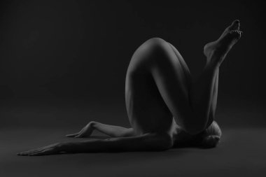 Karanlık arka planda güzel bir kadın vücudu.