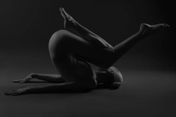 Красиве тіло молодої жінки на темному тлі — стокове фото