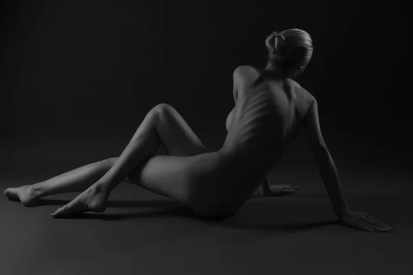 어두운 배경 위에 아름다운 젊은 여자의 몸 — 스톡 사진