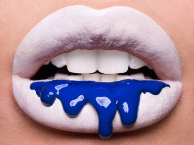 Seksi dudaklar. Güzel makyaj portre. Şehvetli açık ağız. ruj veya Lipgloss. Öpücük. Tutkulu kırmızı dudaklar, makro fotoğrafçılık.