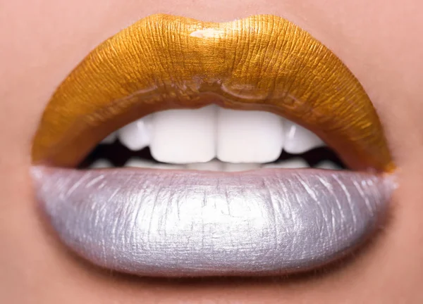 Seksi dudaklar. Güzel makyaj portre. Şehvetli açık ağız. ruj veya Lipgloss. Öpücük. Tutkulu kırmızı dudaklar, makro fotoğrafçılık.