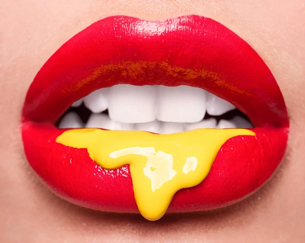 Bibir Seksi. Indah Make-up Closeup. Sensual Open Mouth. Lipstik atau Lipgloss. Ciuman. Bibir merah penuh gairah, fotografi makro . — Stok Foto