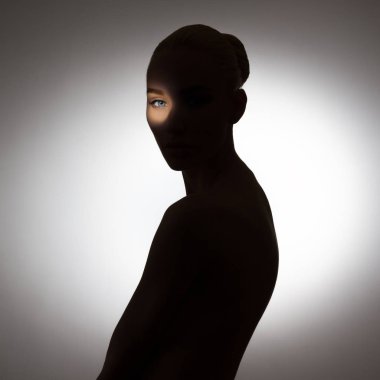 Bir gölge yüzünde güzel bir genç seksi kadınla portresi. Sanat makyaj.