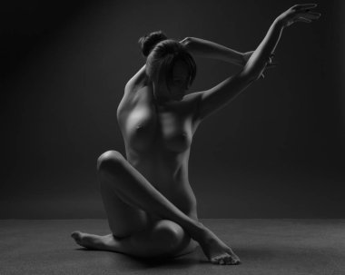 Karanlık arka planda güzel bir kadın vücudu.