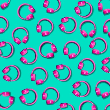 Pembe kulaklık müzik Aksesuar studio tasarım. Turkuaz bir arka plan üzerinde.